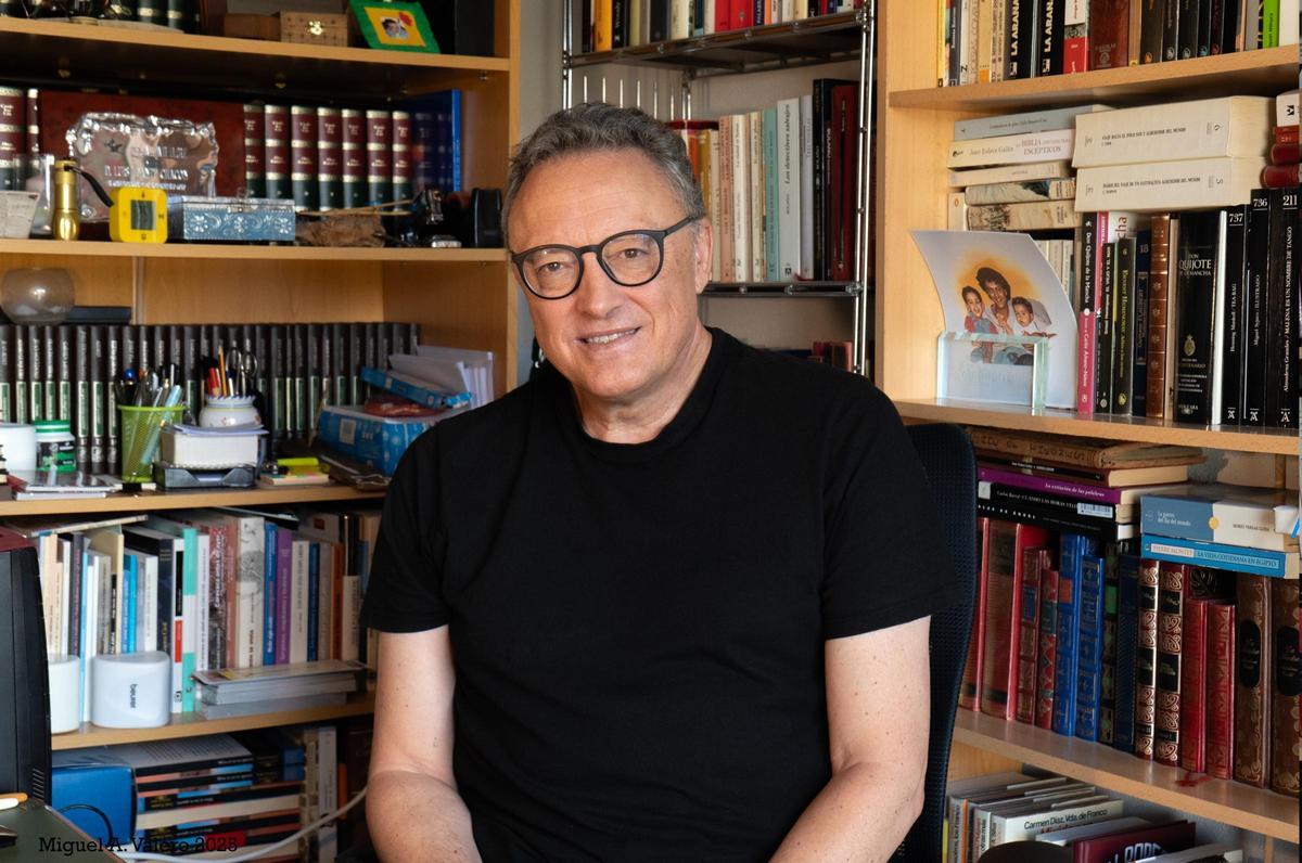 El escritor Luis Leante, en su casa de Caravaca de la Cruz.