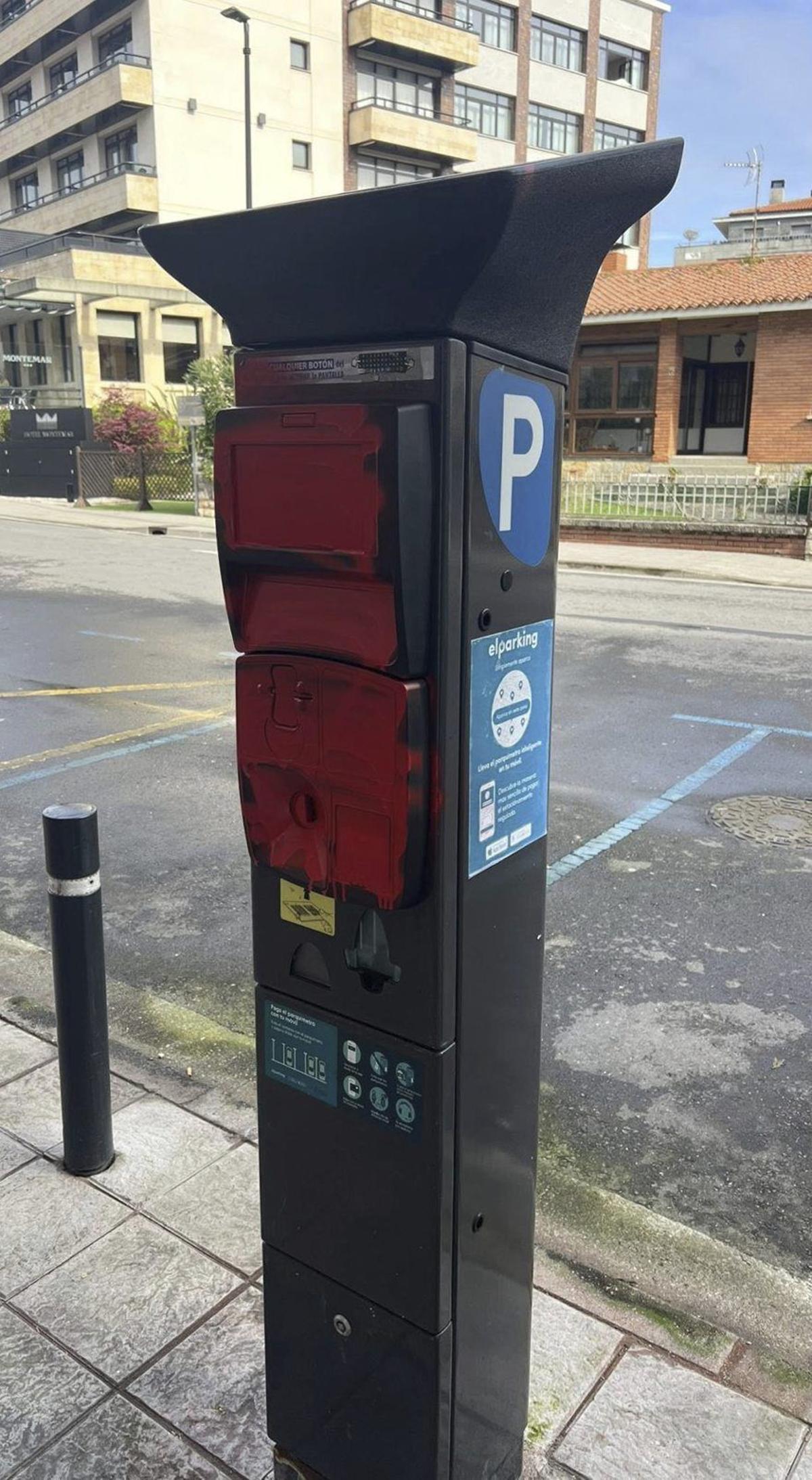 Un parquímetro vandalizado ayer en Llanes.