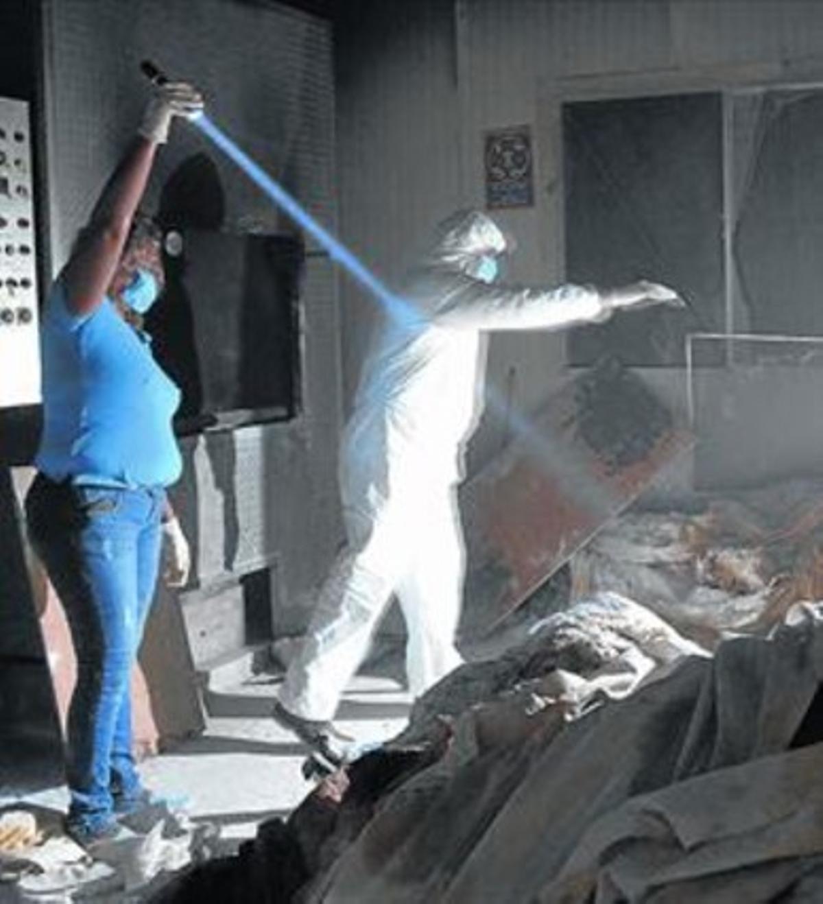 Imatge de la neteja al crematori abandonat, ahir.