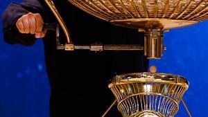 Un niño de San Ildenfonso extrae una bola de un bombo durante el sorteo de la Lotería de Navidad.