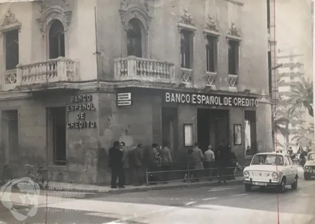 Banco Español de Crédito en los años 70 en la Plaça de Baix de Elche