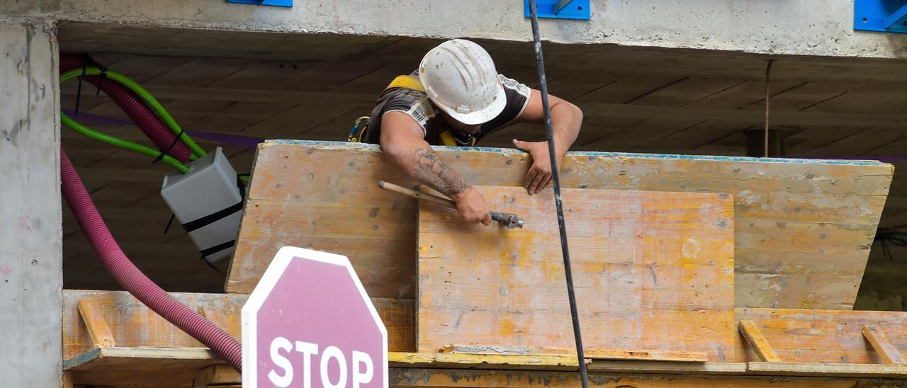 Un trabajador de la construcción en una obra de la ciudad.