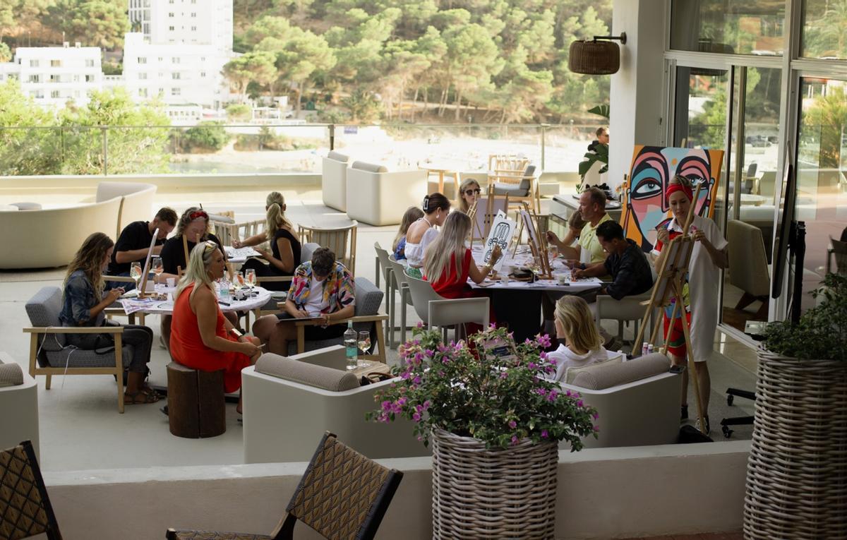 Uno de los talleres artísticos que se han desarrollado en el rooftop de Mondrian.