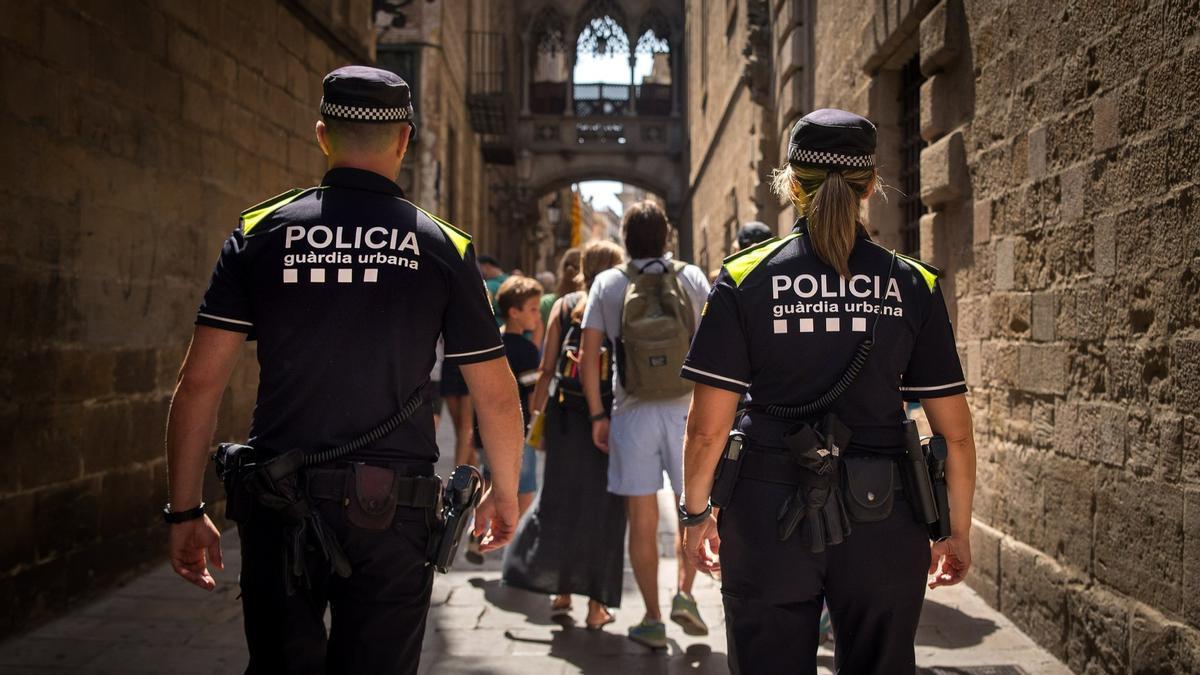 Dos agentes de la Guardia Urbana de Barcelona, en una imagen de archivo