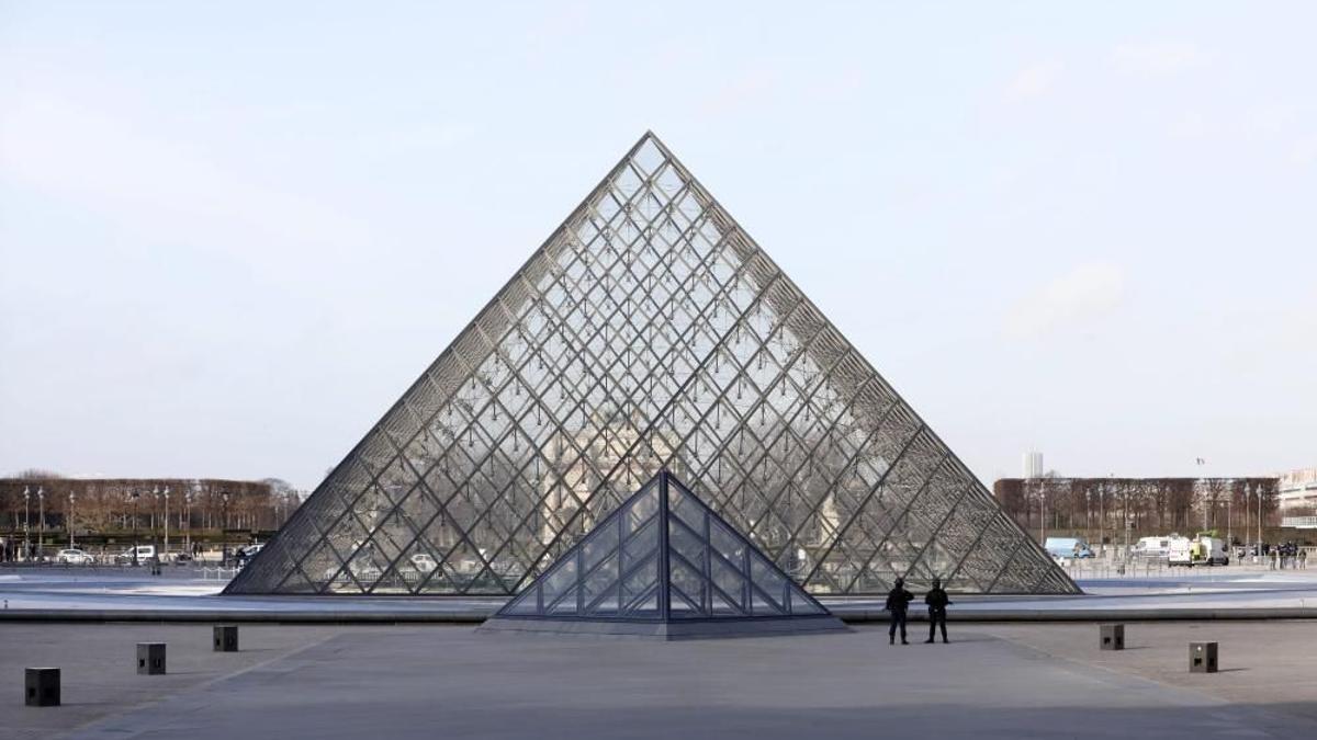 Efectius de policia al Louvre de París