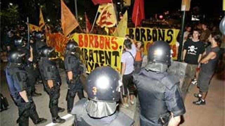 Varios jóvenes interrumpen el pleno municipal de Girona en apoyo a los acusados por injurias al Rey