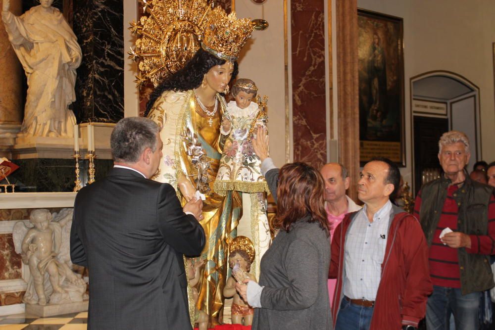 Besamanos de la Virgen de los Desamparados hasta la madrugada