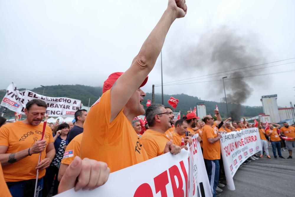 Siete mil personas claman en Langreo contra el cierre de Vesuvius