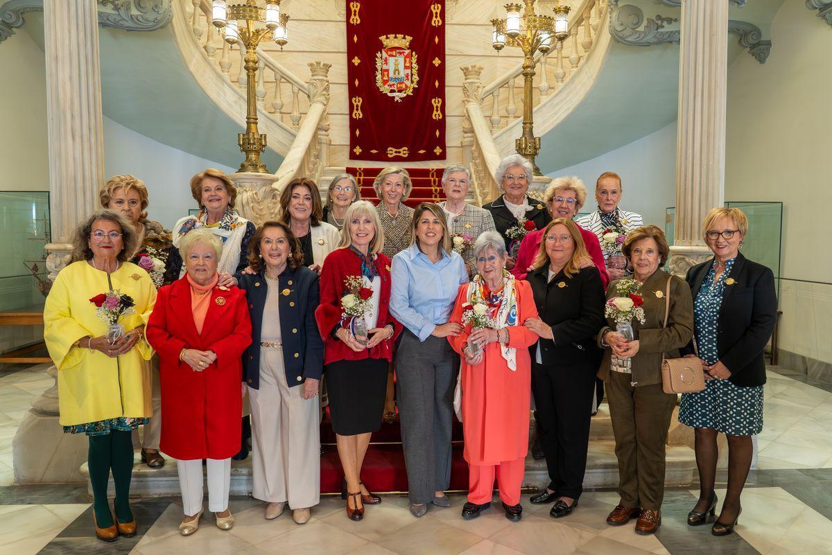 La alcaldesa junto a las Nazarenas Mayores este lunes en el Palacio Consistorial de Cartagena