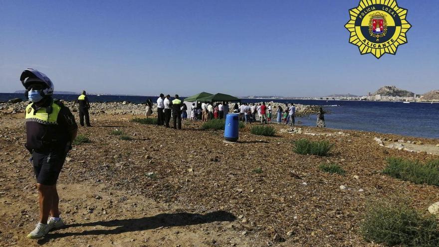 La Policía disuelve un bautizo con más de treinta personas en la playa