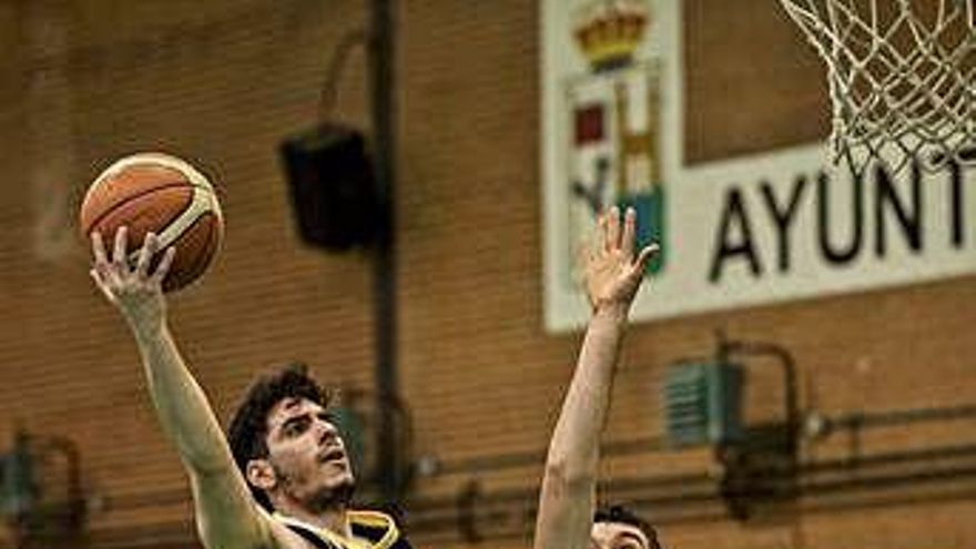 El partido de ayer se jugó en el Pabellón Manuel Camba.