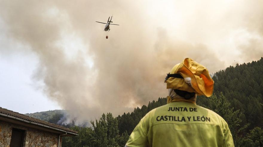 VÍDEO | Las imágenes del incendio originado en Figueruela que avanza en Aliste, cerca de la Sierra de la Culebra de Zamora