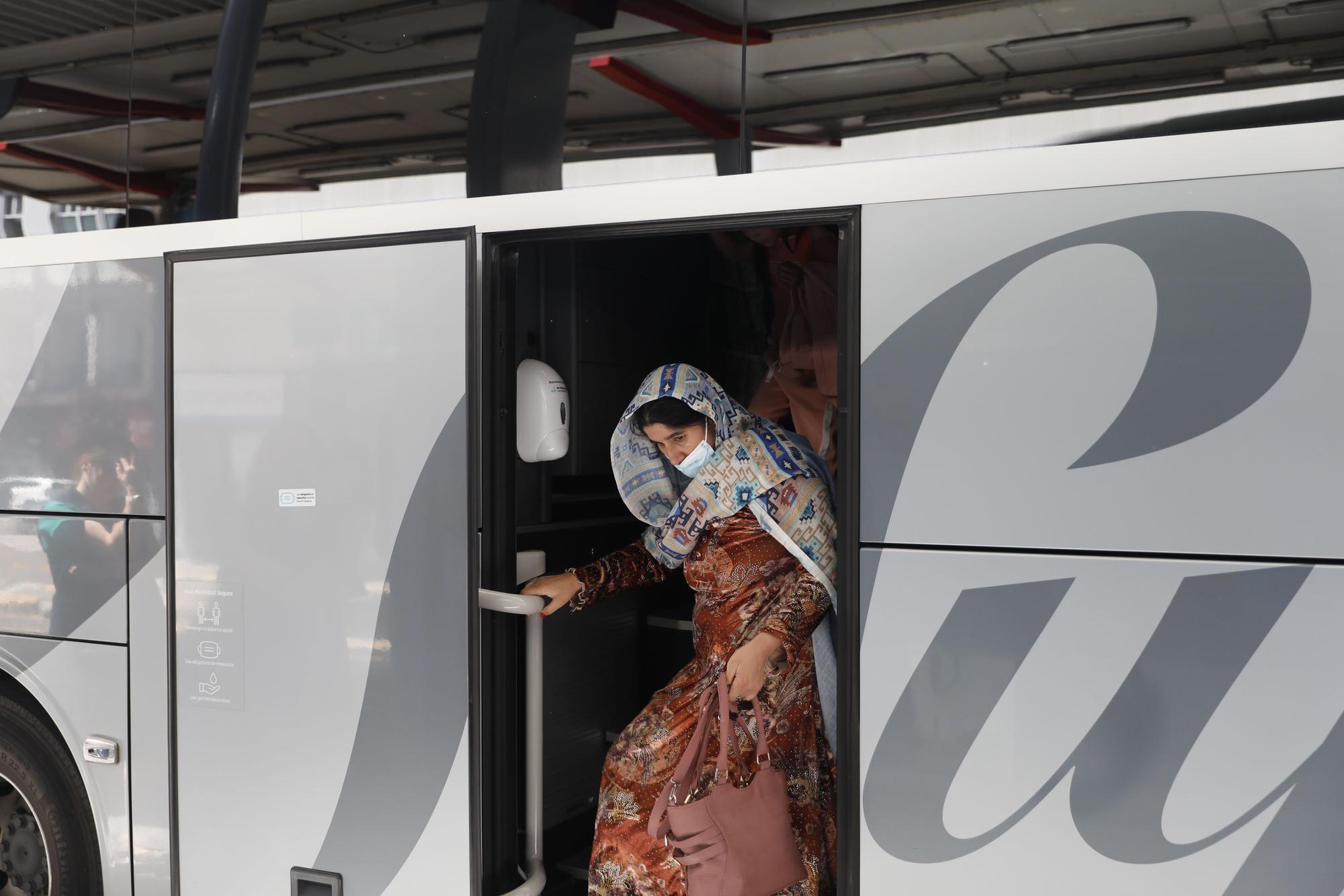 En imágenes: El expolicía afgano Tahir se reencuentra con su familia, que ve por primera vez el mar en Gijón