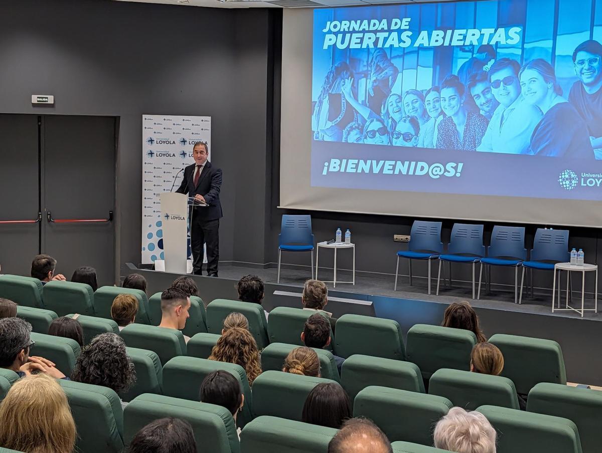 Rector de la Universidad Loyola en su intervención.