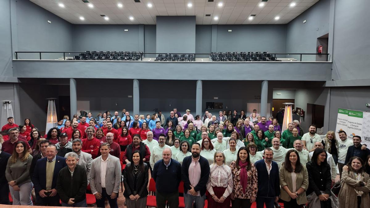 Foto de grupo de alumnos, técnicos y autoridades en la clausura de los 8 programas.