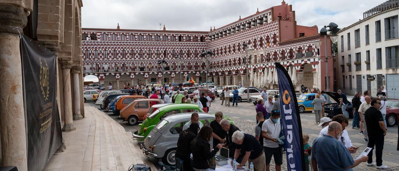 Primera Concentración de Vehículos Clásicos e Históricos de Extremadura en Badajoz