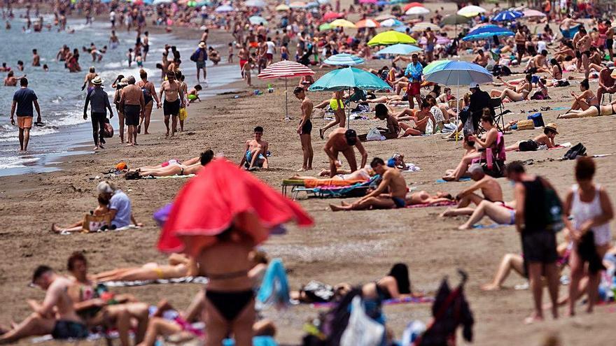 Panorámica de la playa de la Misericordia de Málaga, donde se permite el baño desde el lunes.