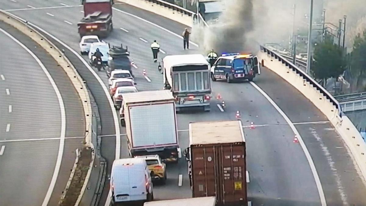 Camió aturat al voral i la carretera tallada