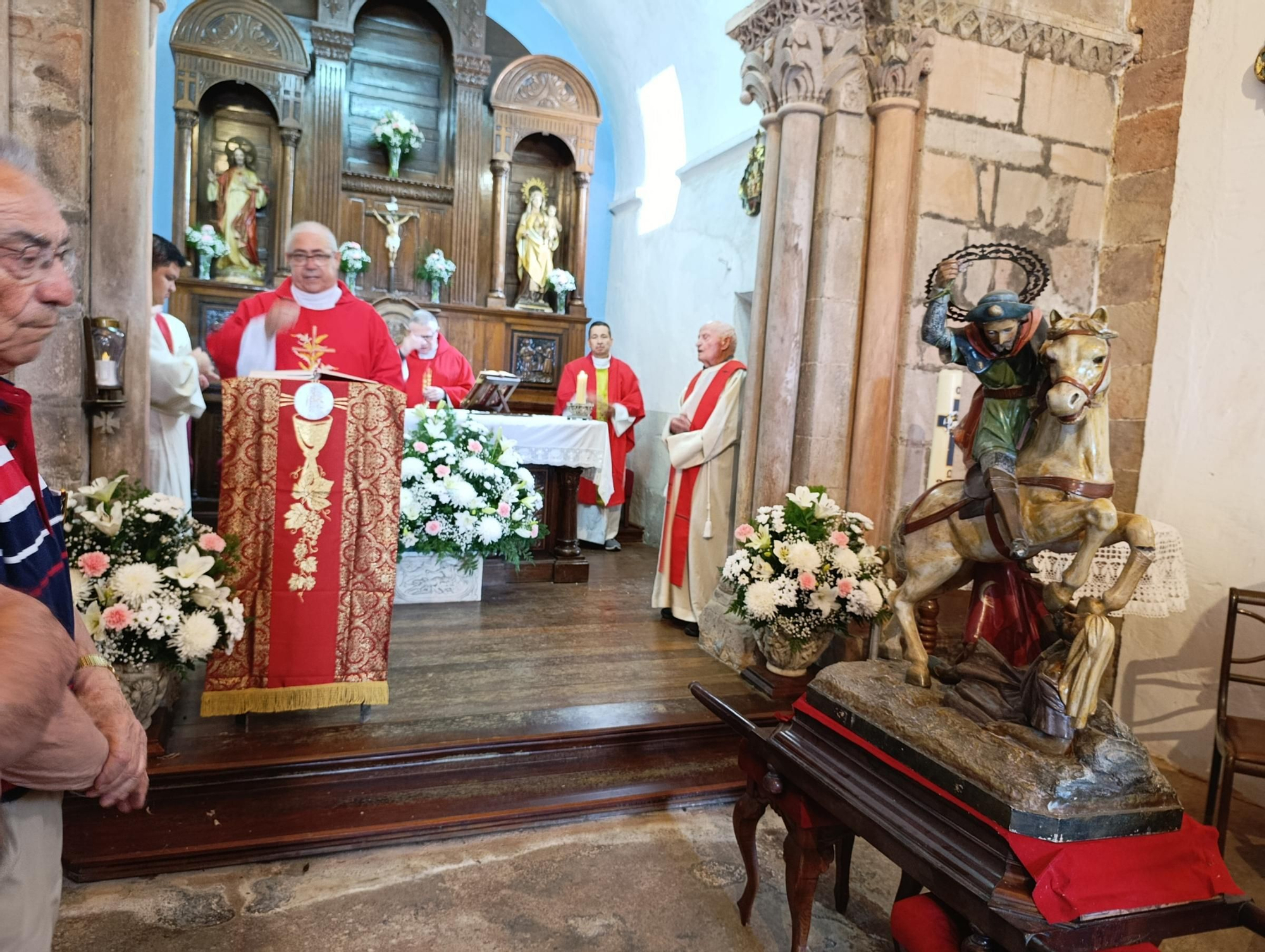 Arlós inicia sus fiestas con una misa en honor a Santiago