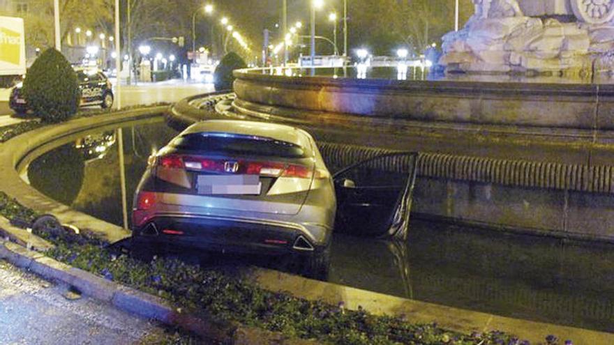 Detenido ebrio tras empotrar su coche en la Cibeles