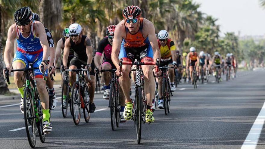 Triatletas en el segmento ciclista.