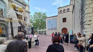 Uno de los rincones donde se detuvo la comitiva siguiendo el itinerario, delante del monumento a Fransesc Pujols, el viernes pasado