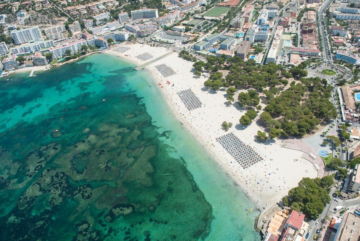 Una vista aérea de la playa grande de Santa Ponça, uno de los puntos que se incluyen en la ruta