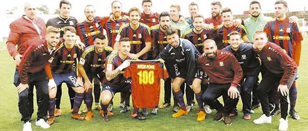 El Poblense homenajeó a su delantero Aitor Pons por llevar 100 goles.