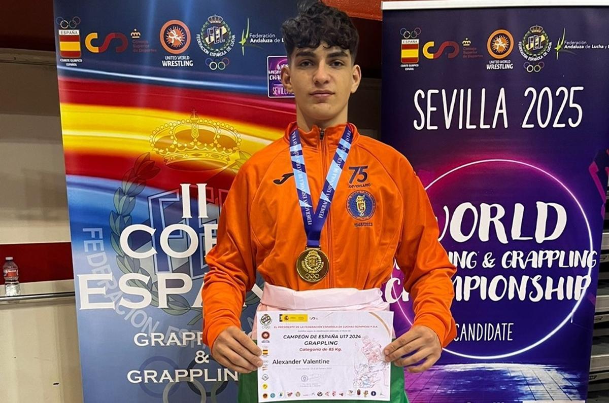 Alexander Valentine con la medalla de oro y el diploma como campeón de España.