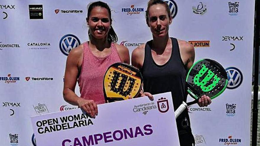 Mari Carmen Díaz y Nayra Armas, con el cheque de ganadoras.
