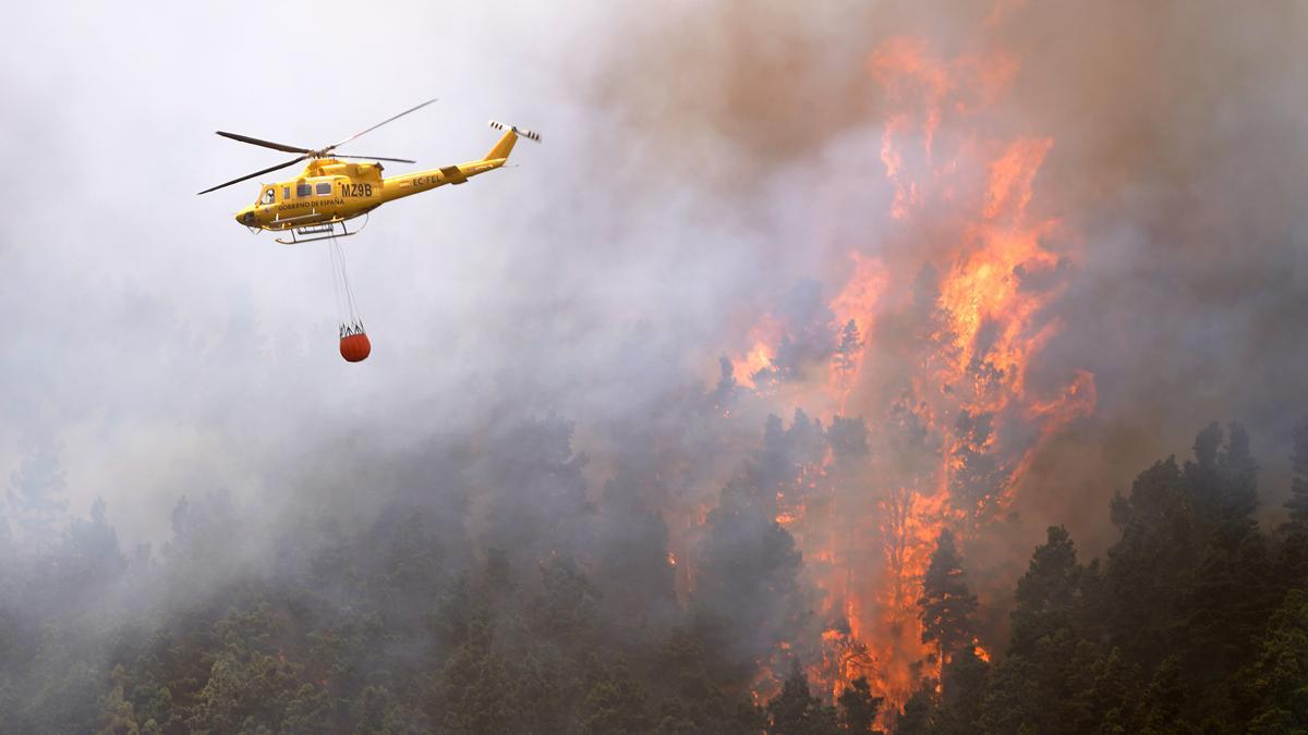 Un helicóptero lucha contra el incendio del norte de Tenerife. 23-07-22 Europa Press