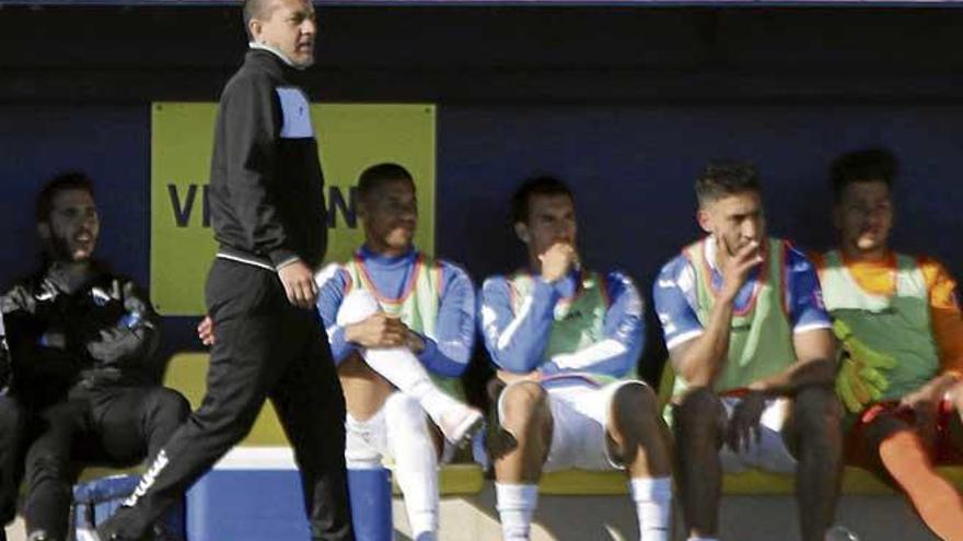 Horacio Melgarejo observa el partido del domingo en Villarreal frente a su banquillo.