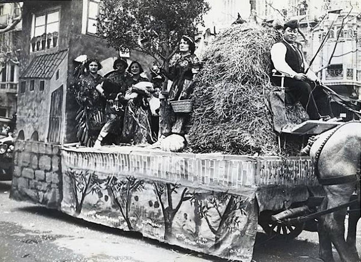 Paseo de Gràcia. Carroza "La masía catalana", en la que aparecen hombres y mujeres disfrazados con la indumentaria típica catalana.