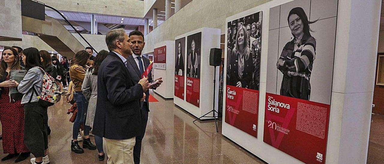 El rector inaugura una exposición el pasado marzo.