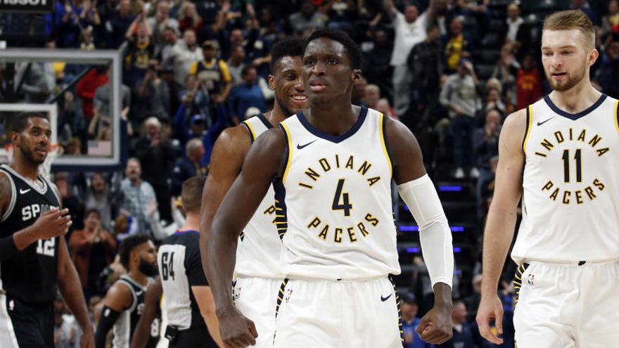 Victor Oladipo, de los Pacers, celebra su triple.