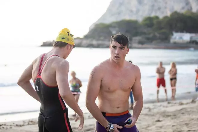 Miguel Bou se adjudica la Vuelta a nado Peñón de Ifach
