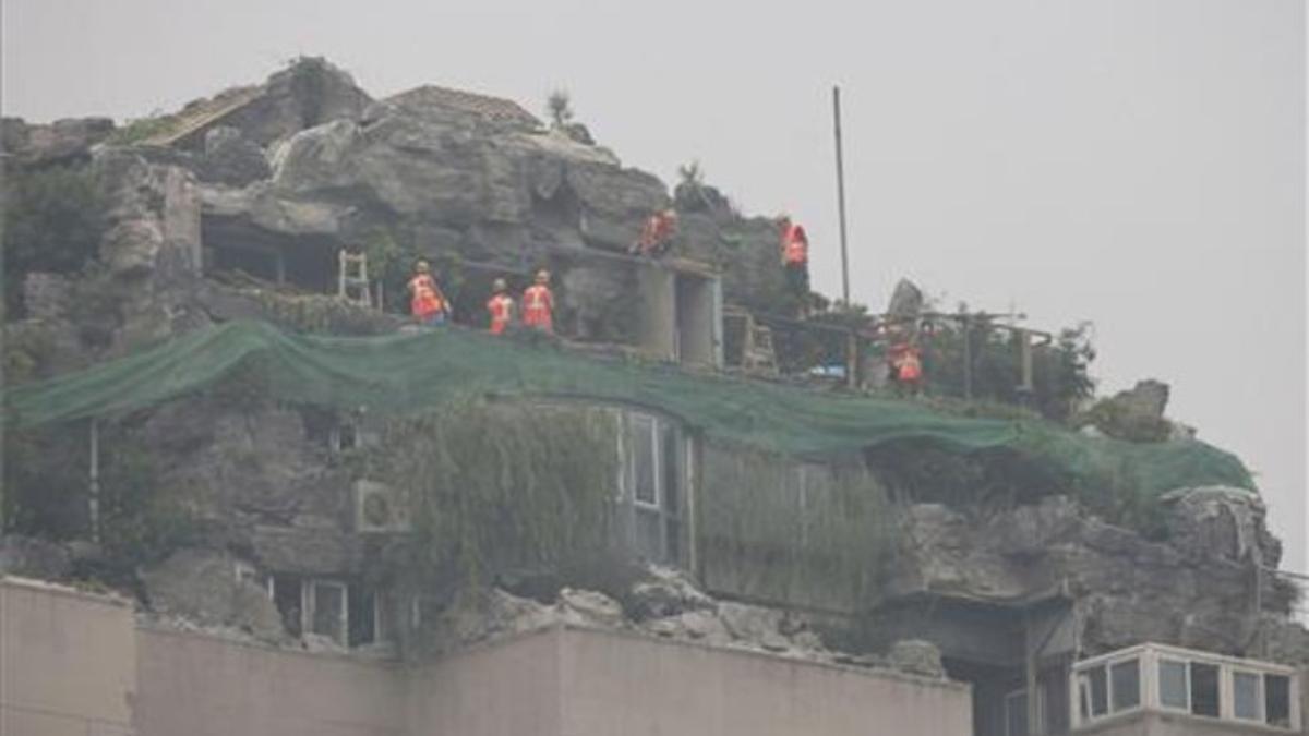 Vista de la construcción ilegal situada en la azotea de un rascacielos de Pekín.
