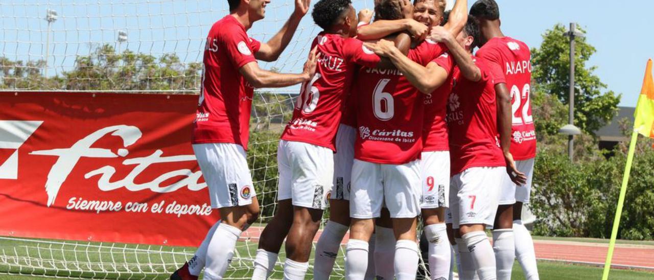 Los jugadores del CD Ibiza festejan un gol. | DIB