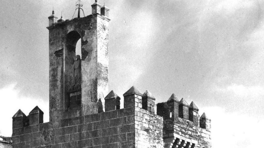 En 1937, Cáceres movilizó apoyo a los soldados y modernizó su reloj municipal