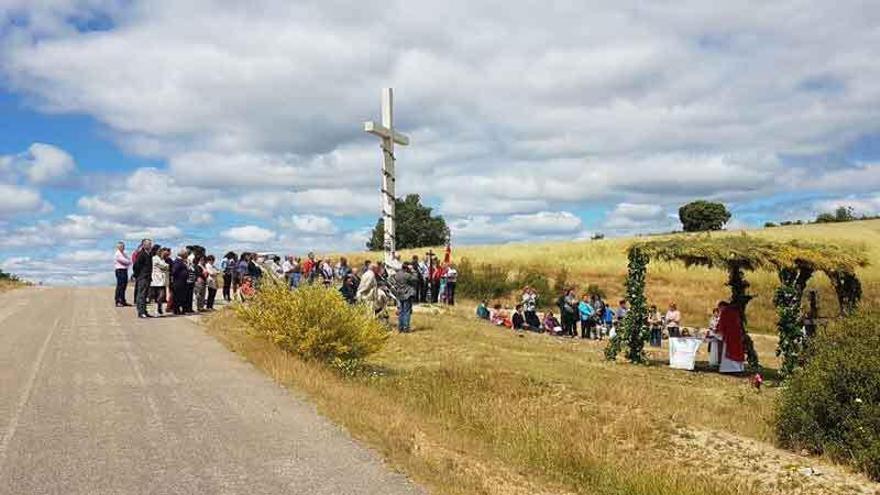 Vecinos de Palazuelo junto a la carretera el pasado domingo.