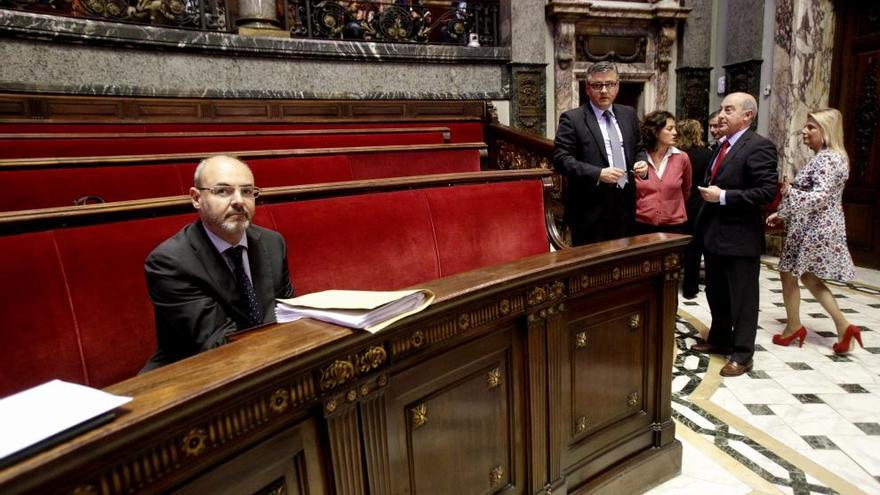 Eusebio Monzó, sentado en el hemiciclo con los concejales independientes al fondo. Foto: Eduardo Ripoll