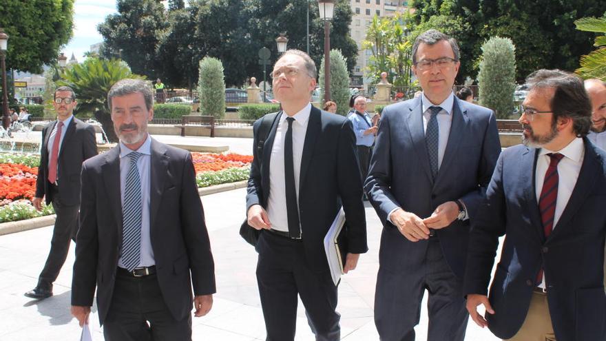 Antonio Sánchez-Solís, Juan Bravo, José Ballesta y Pedro Rivera, antes de entrar al Ayuntamiento. JORGE GÓMEZ