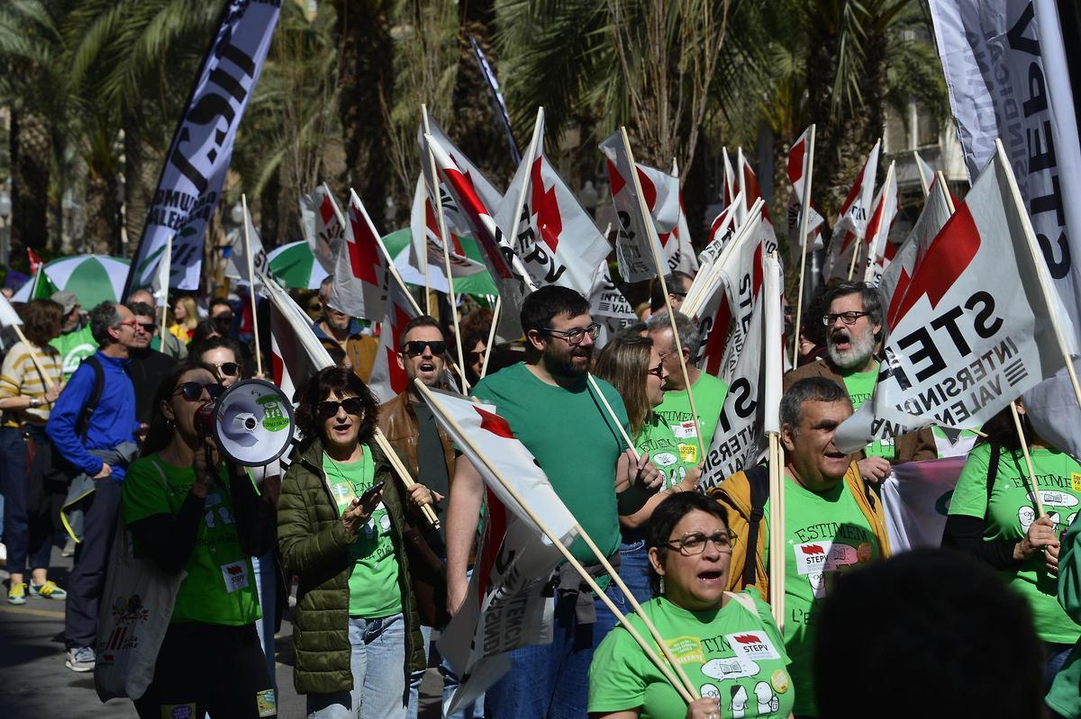 Así ha sido la manifestación de profesores en defensa de mejoras laborales y salariales en Alicante