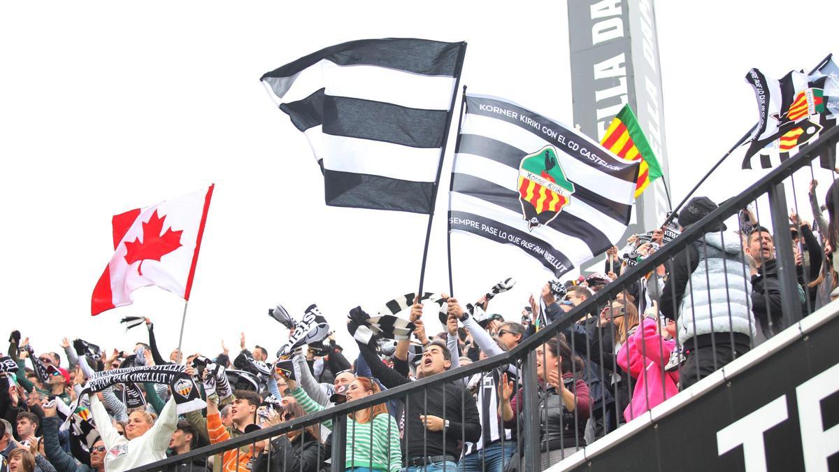 Banderas al viento en un partido en el Estadio Castalia.