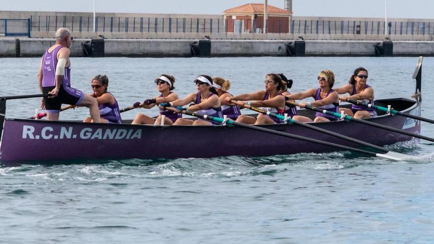 El equipo de veteranas del RCN Gandia en una regata de la Liga