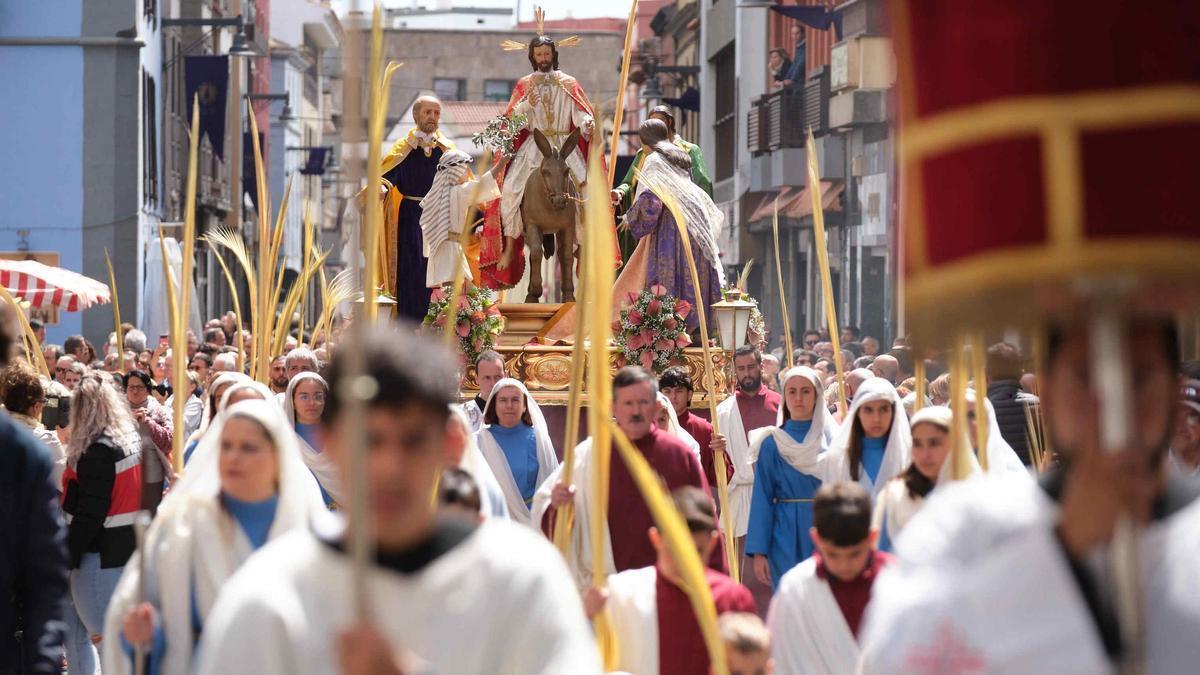 La procesión del Domingo de Ramos recorre las calles de La Laguna.