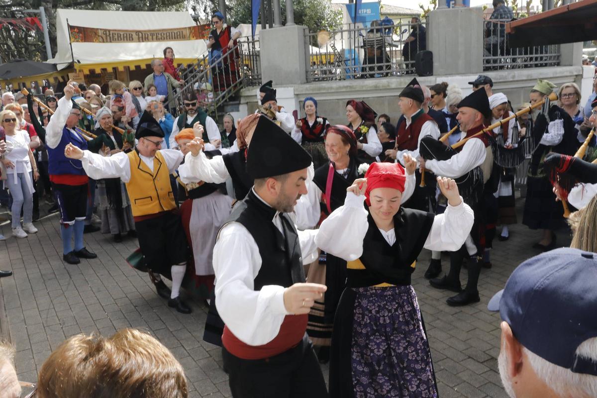En imágenes: la fiesta de Güevos Pintos toma Pola de Siero
