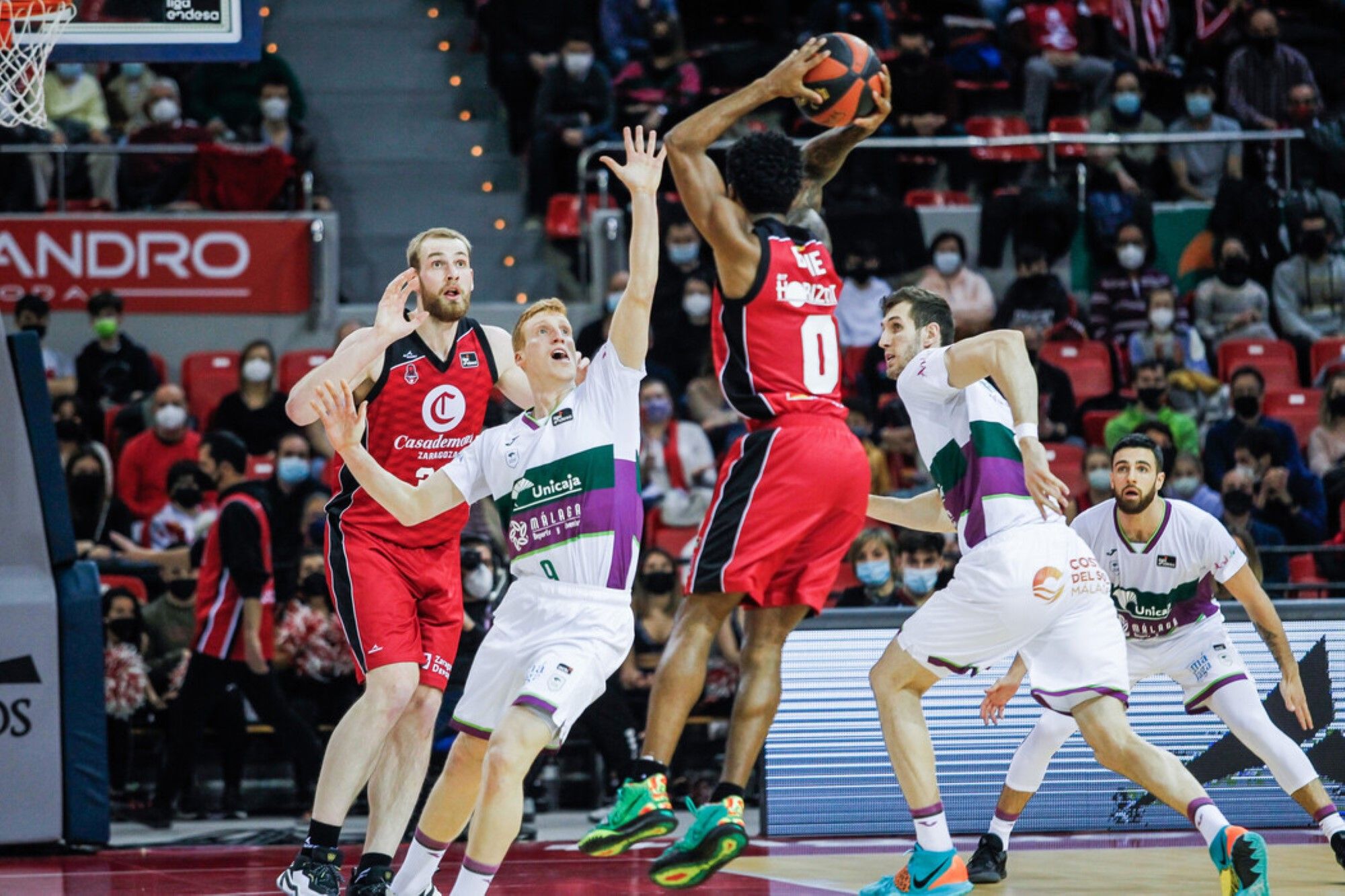 Severa derrota del Unicaja en la pista del Casademont Zaragoza