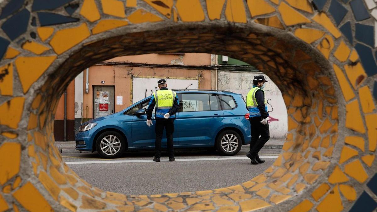 Un control de la Policía Local de Langreo en la plaza de La Salve en Sama