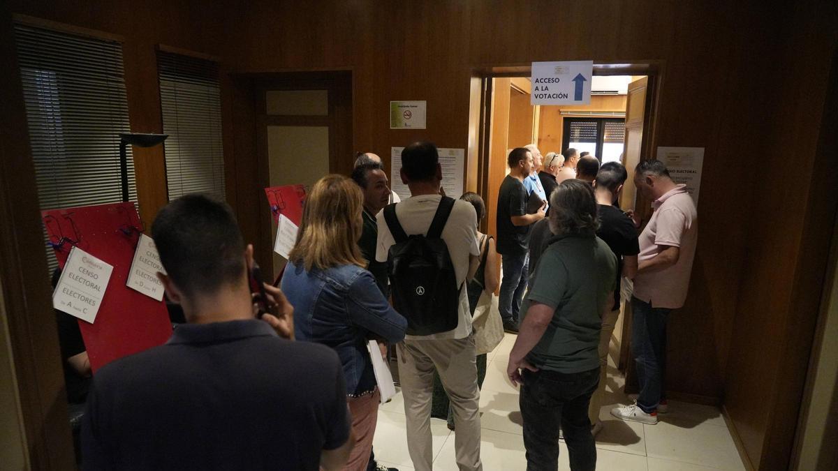Colas para votar en las elecciones a la Cámara de Comercio